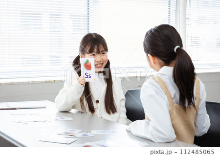 英語学習をする小学生 learning english 英語学習をする小学生 learning english 112485065