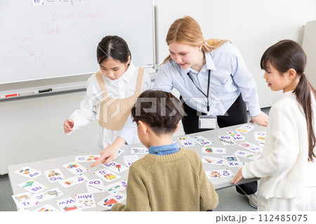 英語学習をする小学生　learning english 112485075