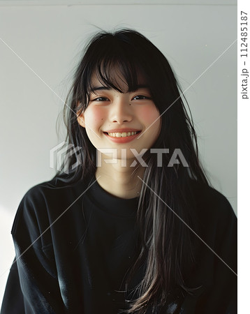 自然な魅力が光る若い日本人女性のファッションポートレート 112485187