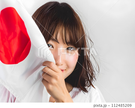 国旗を持って応援する日本人のポートレート 112485209