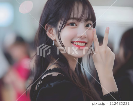 キュートな笑顔が魅力の若いアジア人女性アイドル 112485221
