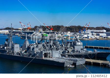 横須賀に停泊中の艦船 横須賀に停泊中の艦船 112485412