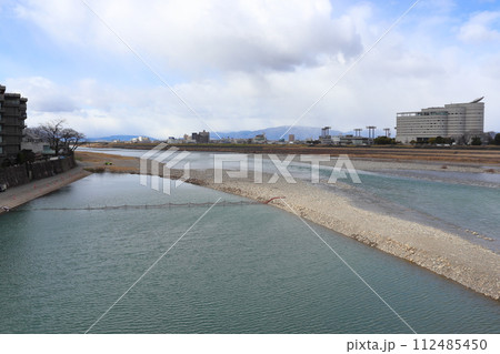 長良川を堰き止めた釣り堀・生け簀(長良橋沿い) 長良川を堰き止めた釣り堀・生け簀(長良橋沿い) 112485450