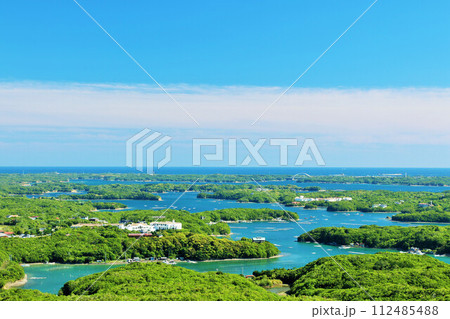 三重県　青空と海の英虞湾 112485488