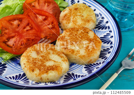 メキシコの四旬節の料理　トルティータ・デ・パパ　Tortita de papa 112485509