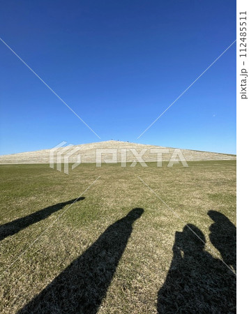 丘の上に伸びる影 112485511