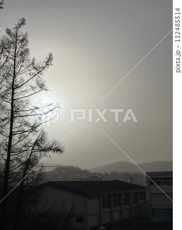 黄砂に覆われる街2 112485514