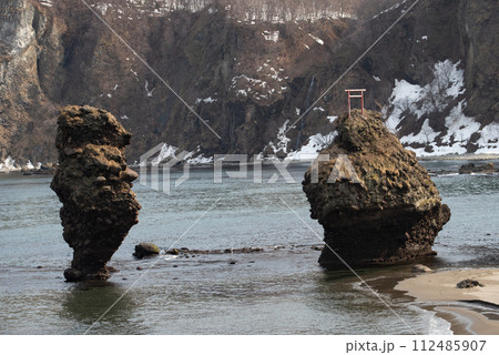 北海道　えびす岩と大黒岩 112485907