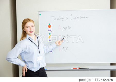 英語を教える外国人講師　foreign lecturer	 112485970
