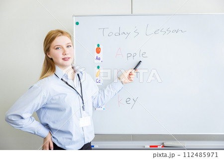 英語を教える外国人講師 foreign lecturer 英語を教える外国人講師 foreign lecturer 112485971