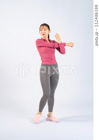 ストレッチする女性 ストレッチする女性 112486199