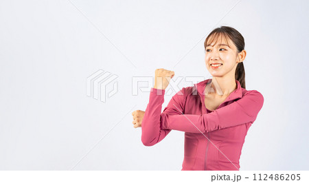 ストレッチする女性 ストレッチする女性 112486205