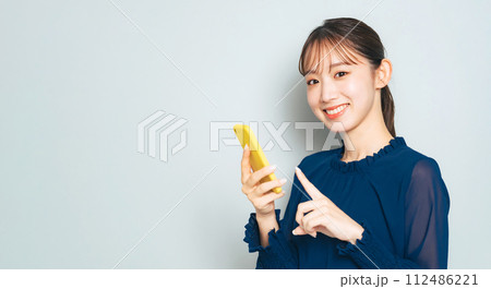 スマホを使う女性 112486221