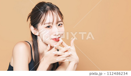 おしゃれな女性の美容やコスメやスキンケアのイメージ 112486234