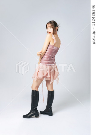 おしゃれな衣装の女性のファッションポートレート おしゃれな衣装の女性のファッションポートレート 112486246