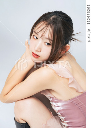 おしゃれなヘアメイクの女性のファッションポートレート 112486261