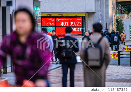 日本の東京都市景観 4万円突破日経平均…株価ボード(終値)。街角で火の用心喚起…=4日、日本橋兜町 日本の東京都市景観 4万円突破日経平均…株価ボード(終値)。街角で火の用心喚起…=4日、日本橋兜町 112487321