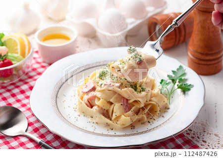 フィットチーネ カルボナーラ スパゲティ フィットチーネ カルボナーラ スパゲティ 112487426