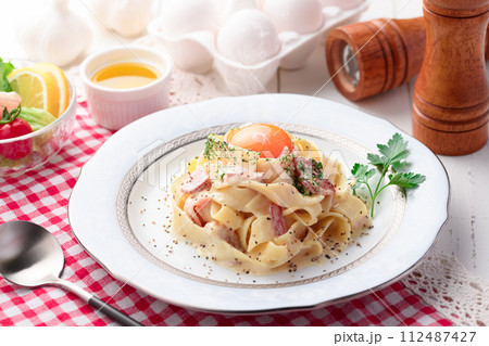 フィットチーネ カルボナーラ スパゲティ フィットチーネ カルボナーラ スパゲティ 112487427