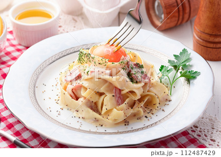 フィットチーネ カルボナーラ スパゲティ フィットチーネ カルボナーラ スパゲティ 112487429