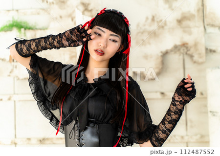 ゴスロリ服を着た女性 112487552