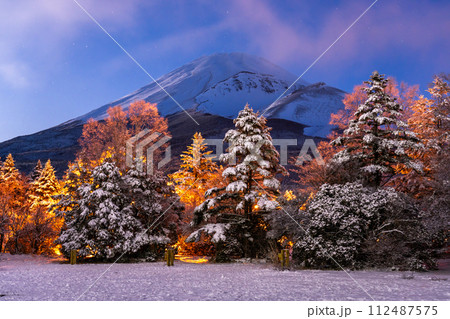 《静岡県》雪景色の富士山・薄明の水ヶ塚公園 《静岡県》雪景色の富士山・薄明の水ヶ塚公園 112487575