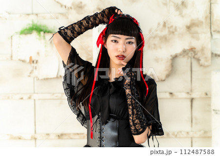 ゴスロリ服を着た女性 ゴスロリ服を着た女性 112487588