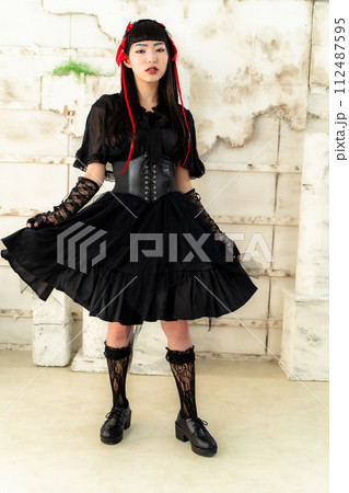 ゴスロリ服を着た女性 ゴスロリ服を着た女性 112487595
