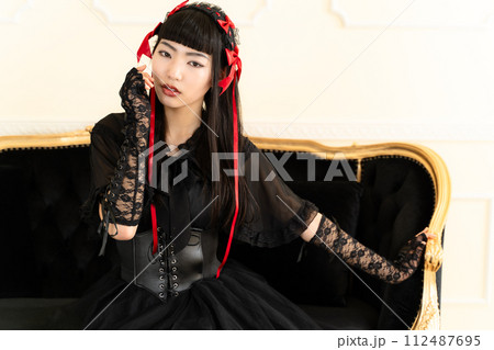ゴスロリ服を着た女性 112487695