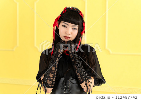 ゴスロリ服を着た女性 ゴスロリ服を着た女性 112487742