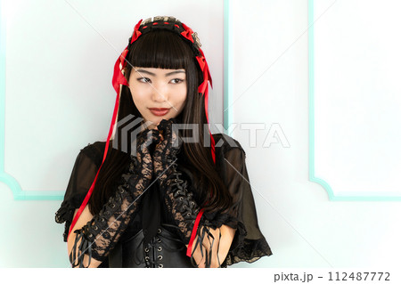 ゴスロリ服を着た女性 112487772