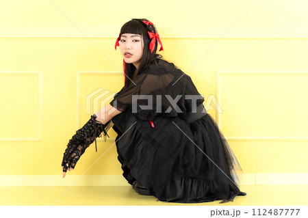ゴスロリ服を着た女性 ゴスロリ服を着た女性 112487777