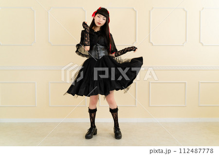 ゴスロリ服を着た女性 ゴスロリ服を着た女性 112487778