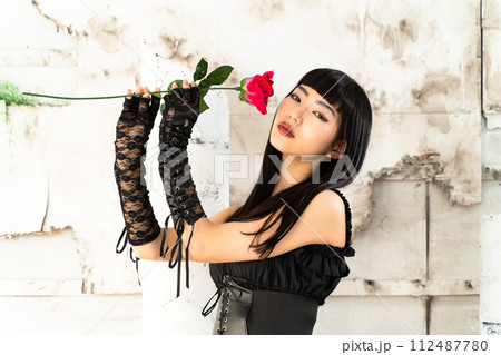 ゴスロリ服を着た女性 ゴスロリ服を着た女性 112487780
