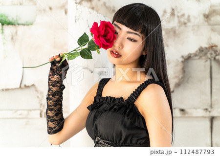ゴスロリ服を着た女性 ゴスロリ服を着た女性 112487793