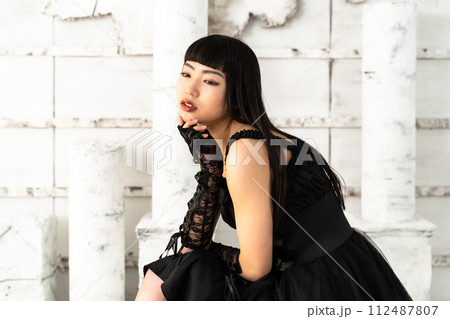 ゴスロリ服を着た女性 112487807