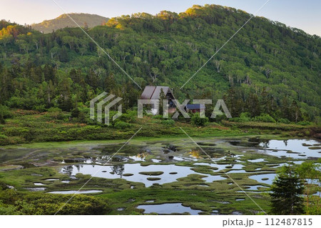 火打山の池塘と山小屋 火打山の池塘と山小屋 112487815