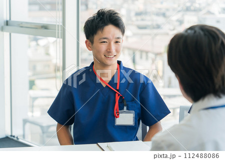 医局でカンファレンス・打ち合わせ・ミーティングする男女の看護師・技師・作業療法士・理学療法士・医師 医局でカンファレンス・打ち合わせ・ミーティングする男女の看護師・技師・作業療法士・理学療法士・医師 112488086