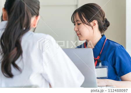 医局でカンファレンス・打ち合わせ・ミーティングする女性の看護師・技師・作業療法士・理学療法士 112488097