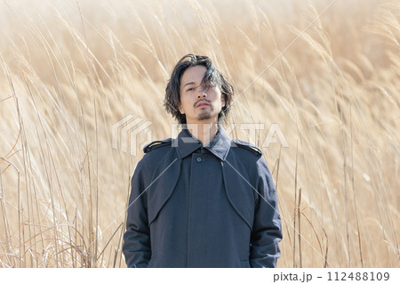 ススキの前に立つ30代男性 ススキの前に立つ30代男性 112488109