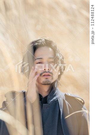 ススキの前に立つ30代男性 ススキの前に立つ30代男性 112488124