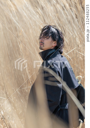ススキの前でカメラを持つ30代男性 ススキの前でカメラを持つ30代男性 112488255