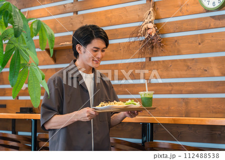 カフェ・学食・社員食堂・飲食店・レストランで食事をする男性（セルフサービス・配膳） 112488538