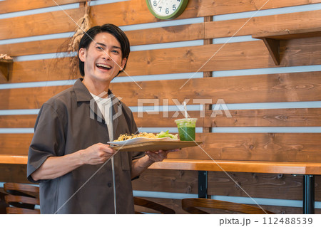 カフェ・学食・社員食堂・飲食店・レストランで食事をする男性（セルフサービス・配膳） 112488539