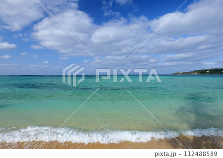 沖縄県国頭郡今帰仁村運天 古宇利島も見えるウッパマビーチの白波と青い海 沖縄県国頭郡今帰仁村運天 古宇利島も見えるウッパマビーチの白波と青い海 112488589