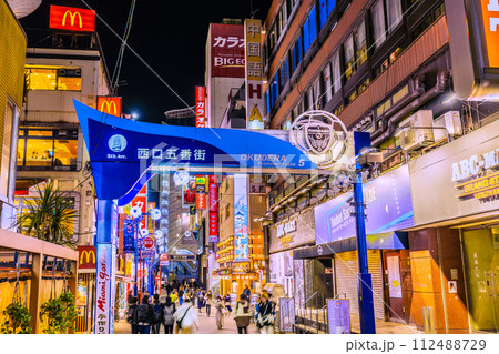 日本の横浜都市景観 3月。横浜駅前の西口五番街などを望む 112488729