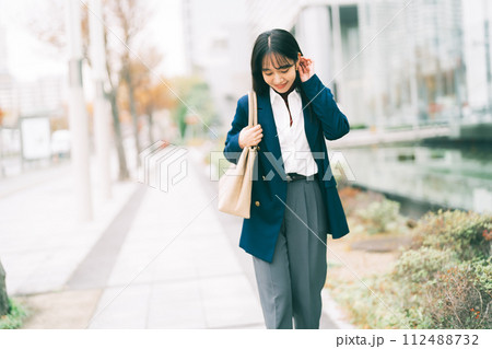 オシャレなビジネスウーマン 112488732
