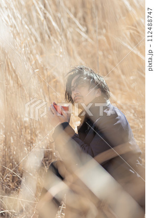 アウトドアをしている30代男性 アウトドアをしている30代男性 112488747