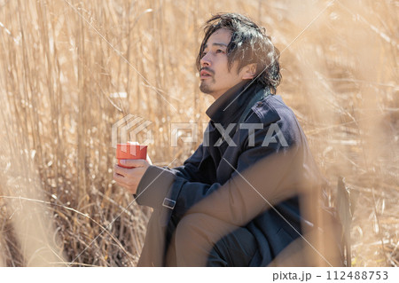 アウトドアをしている30代男性 112488753