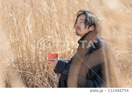 アウトドアをしている30代男性 112488754